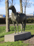 902716 Afbeelding van het bronzen beeldhouwwerk 'Groot gezadeld paard' van Hans Wimmer uit 1967, voor het kantoor van ...